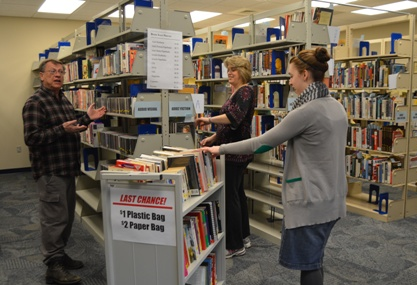 people browsing books